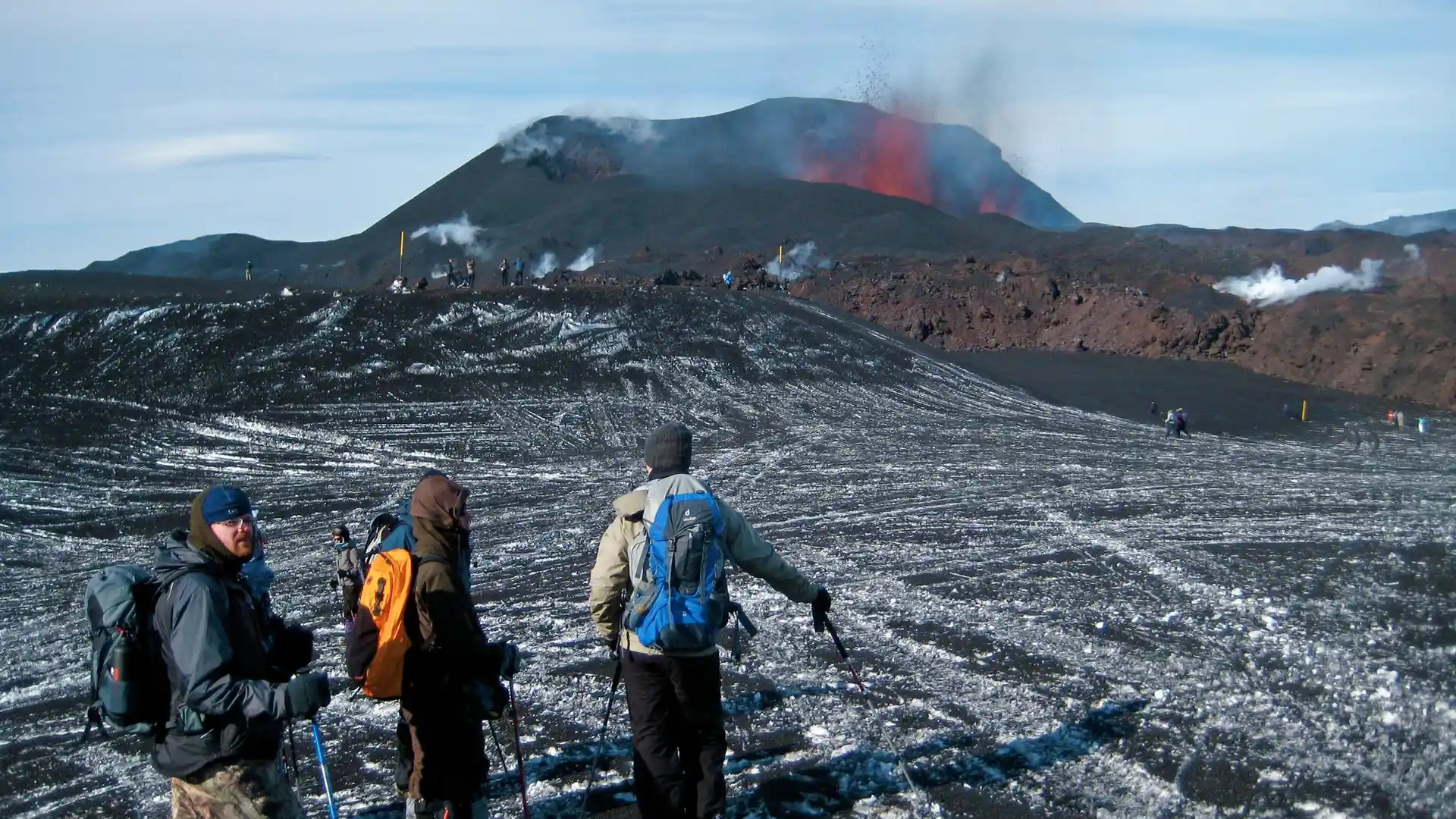 火山活动监测现场 - 无限臀山 探险团队近距离观测